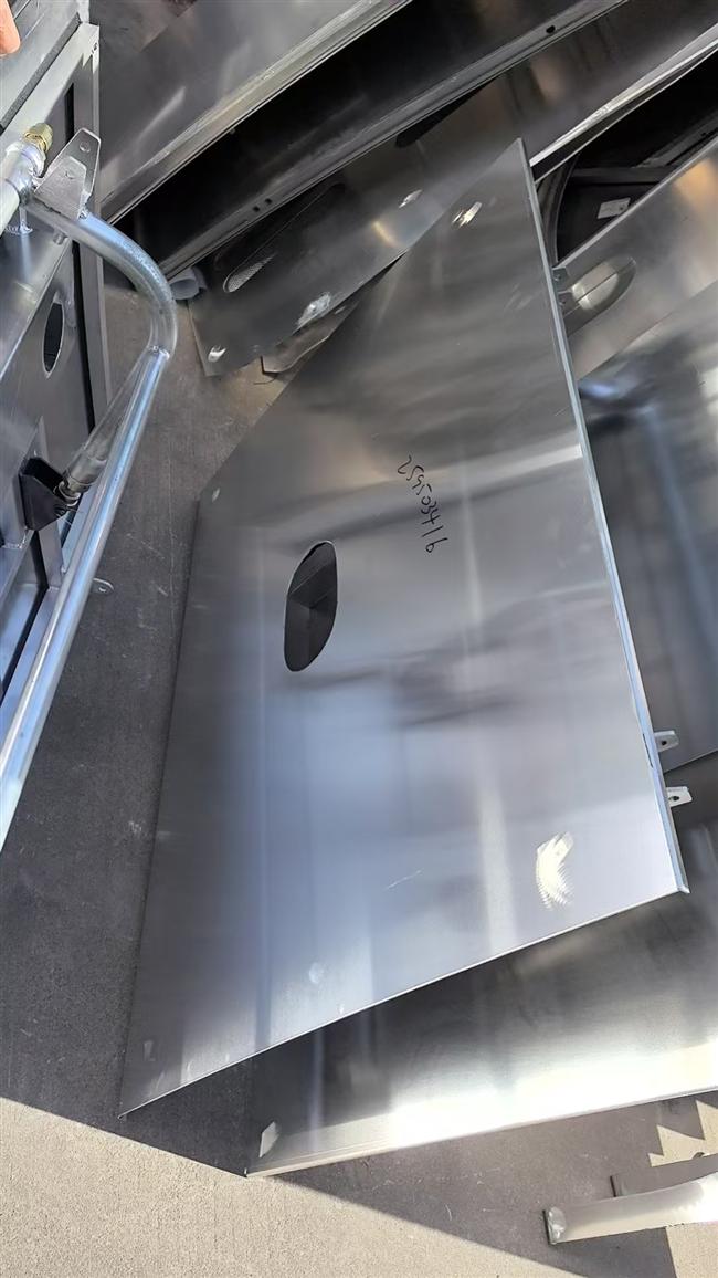 Luggage door, hand sway, aluminum alloy 2.3,6905 (platform), tie rod lock, L1115-1