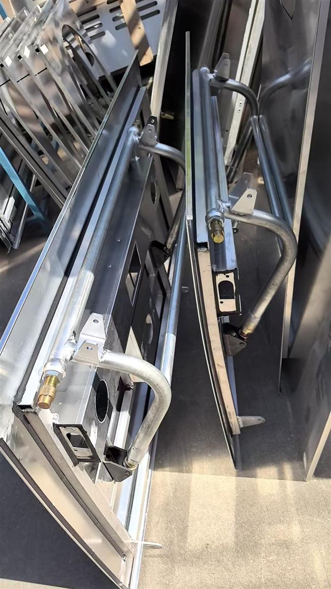 Right second side bin door, hand swing, aluminum alloy 2.3,6905 (platform), tie rod lock, L1435-3