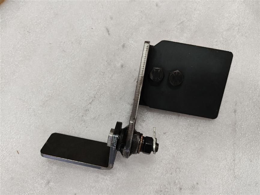 The right hinge of the rear compartment door, rotating shaft form, Q235A t=5.0, adjustable up and down