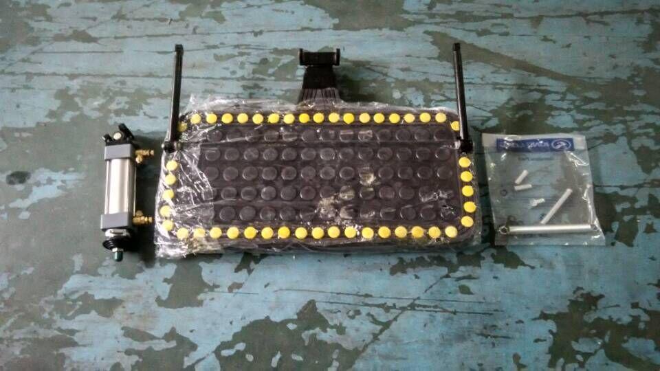 Moving step, with gravity sensing device, with yellow warning bar