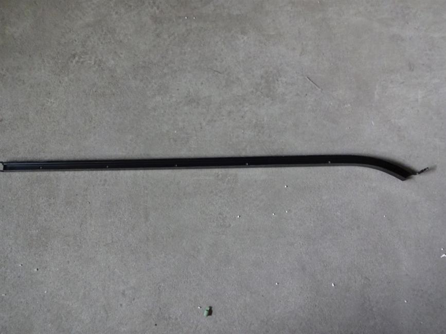 Upper right middle door track assembly, universal