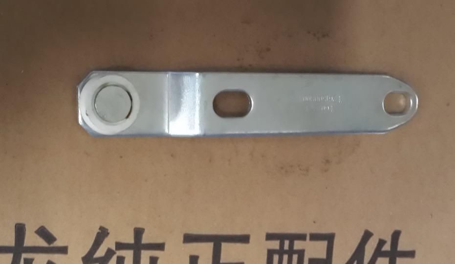 Middle door guide roller assembly-with bracket, lower right-1