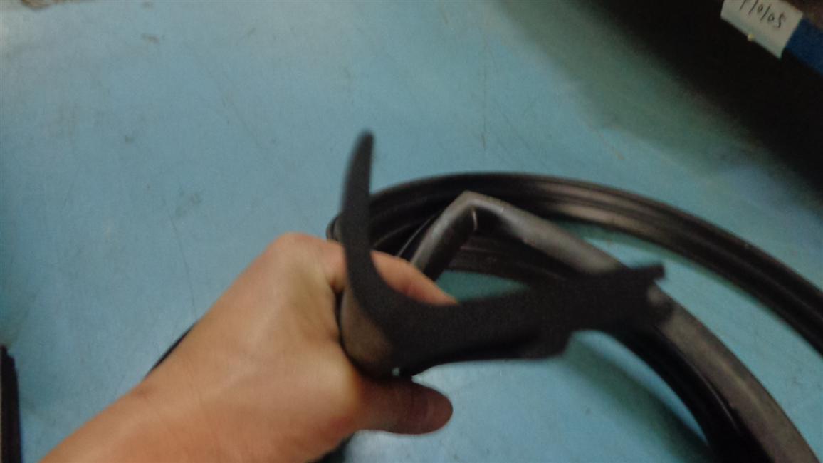 Front passenger door sealing strip, EPDM J 105 , 6111Y-3