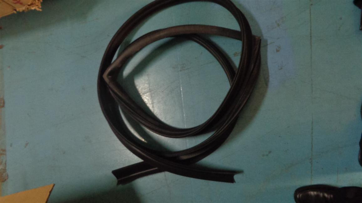 Front passenger door sealing strip, EPDM J 105 , 6111Y-1