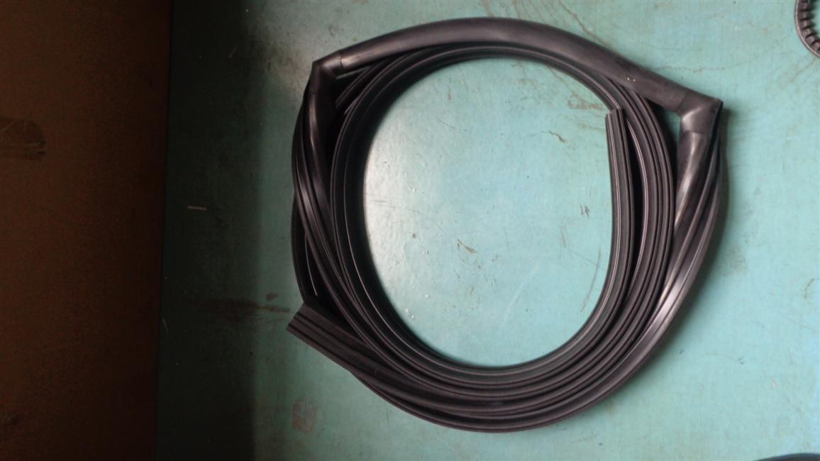 Front passenger door sealing strip, EPDM J105,6858Y