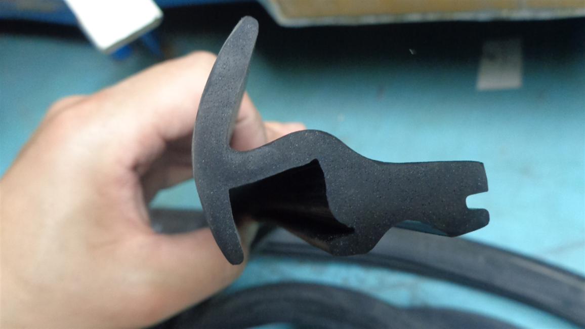 Middle passenger door sealing strip, outside door, J106,6120C2-1