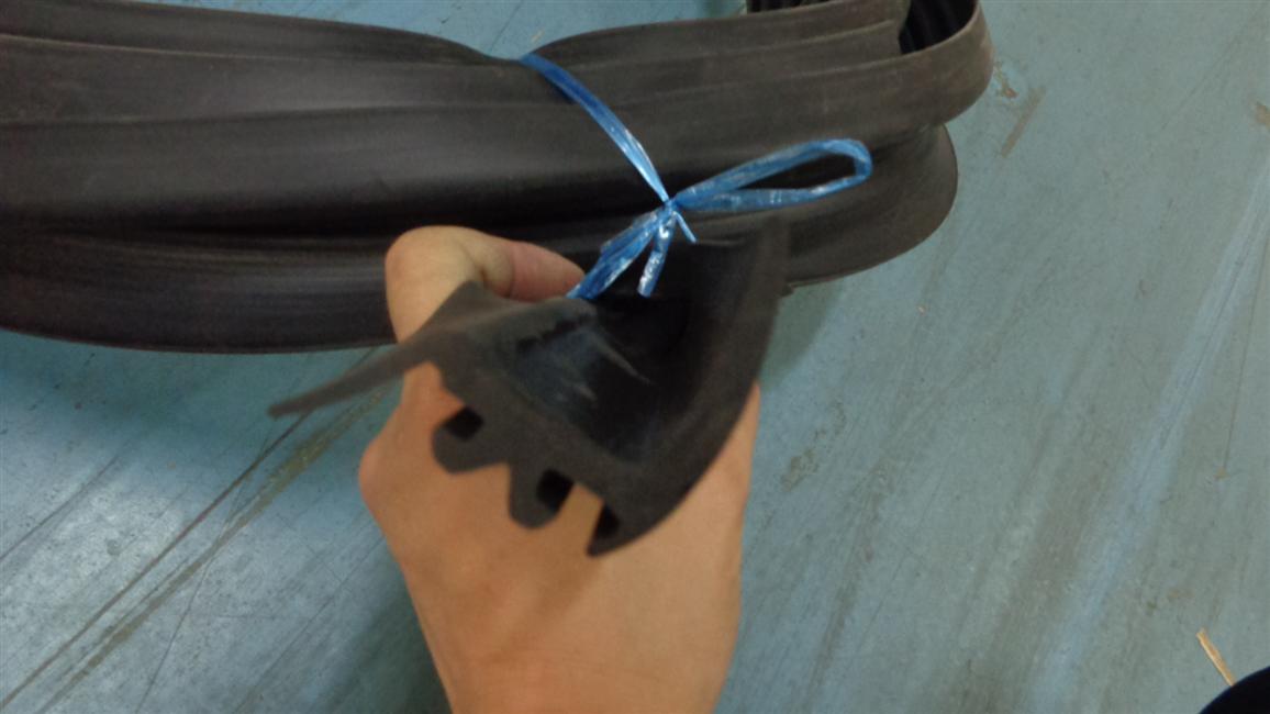 Middle passenger door sealing strip, EPDM J228, 6129Y5