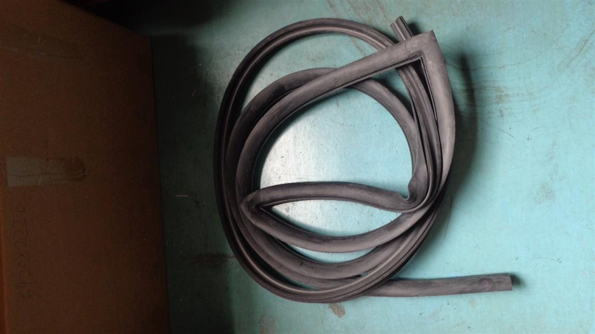 Bande d'étanchéité de la porte avant des passagers, EPDM J106,6128Y