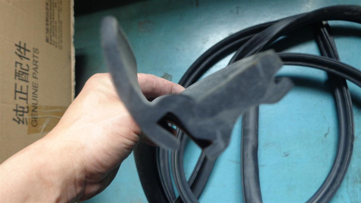 Front passenger door sealing strip, EPDM J106,6128Y-1
