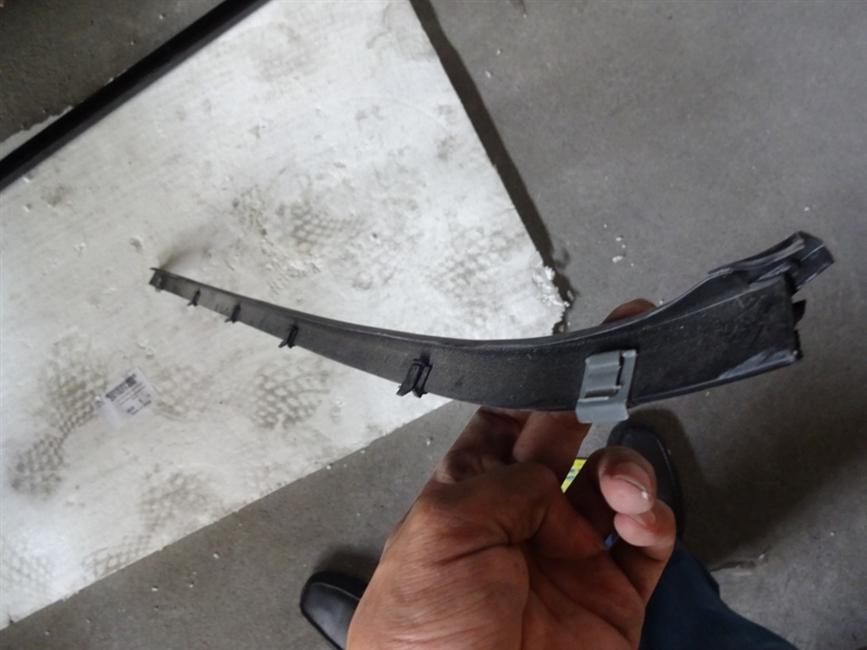 Glue strip, right front door inside glass, gray, non-formed top, universal-1