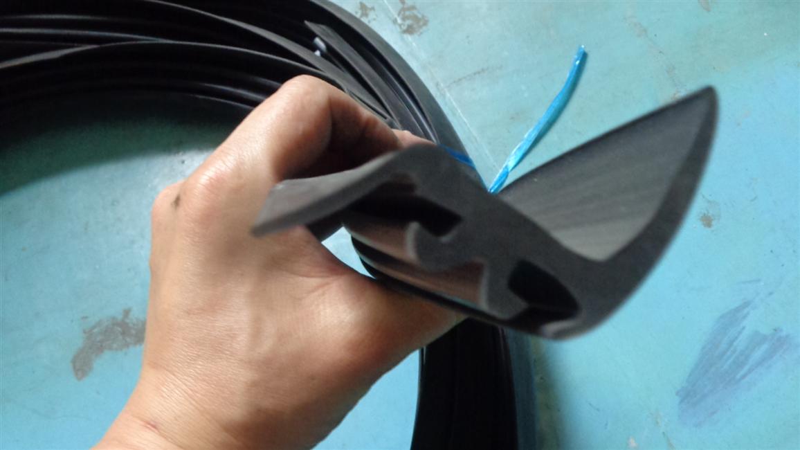 Front passenger door sealing strip, EPDM J228, 6129Y5