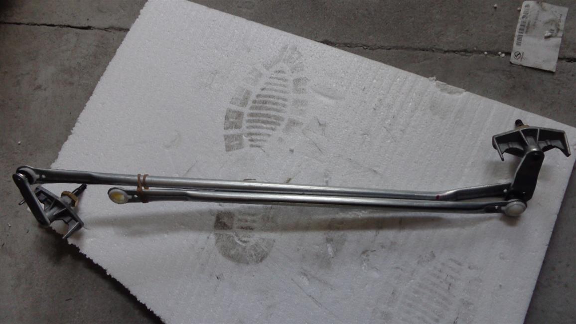 Front wiper connecting assembly, left rudder