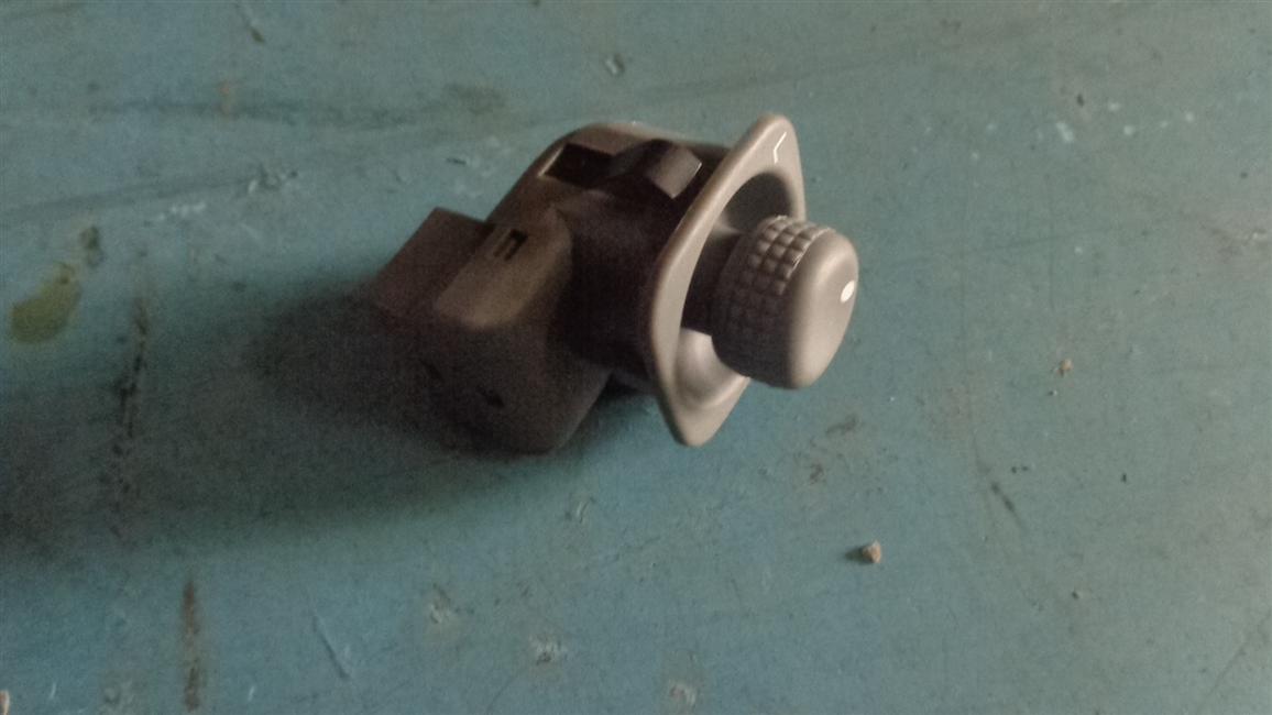 后视镜调整开关(灰色圆旋钮),KW01老状态-1