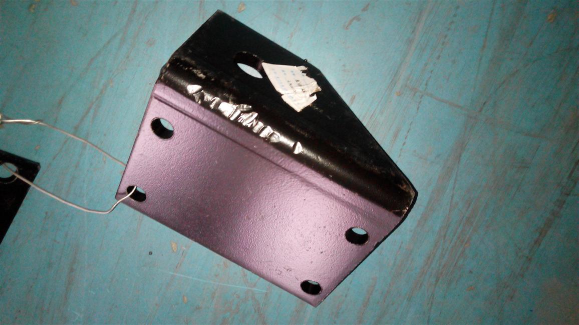 Right cylinder bracket-Engine front suspension, WP12, 320100060