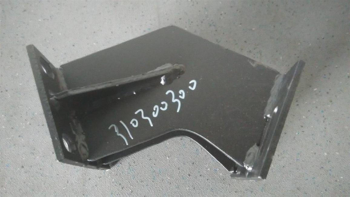 Left bracket - front suspension of engine, YC6A240-30, 320100070