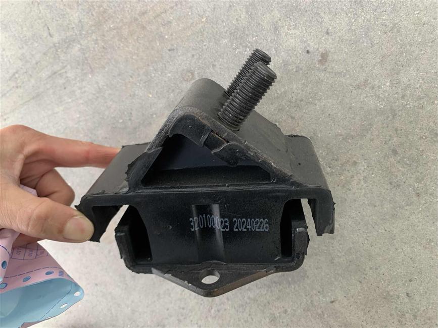 Paddle-front suspension of the engine, no-2