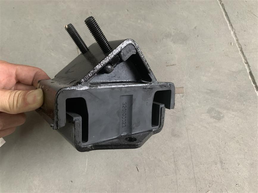 Paddle-front suspension of the engine, no-3