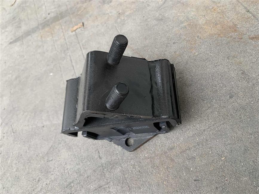 Paddle-front suspension of the engine, no-4