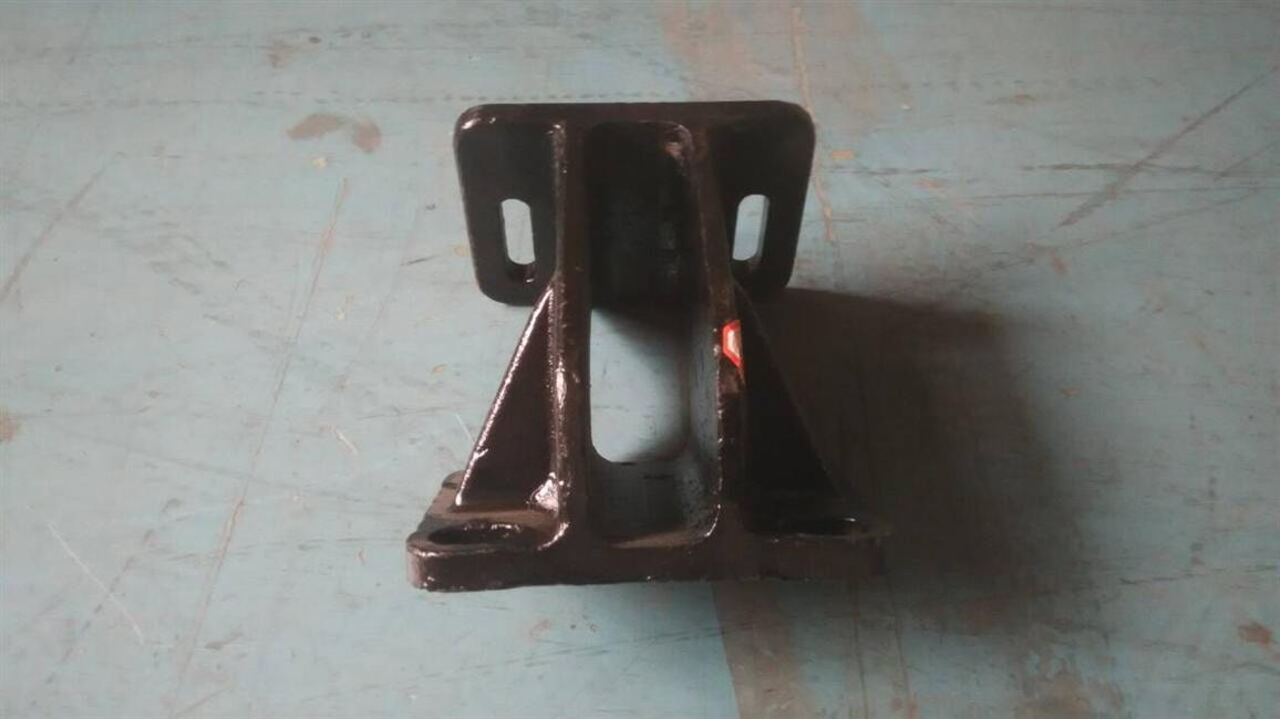 Right support bracket-Engine front suspension, YC6J, 320100008, castings-1