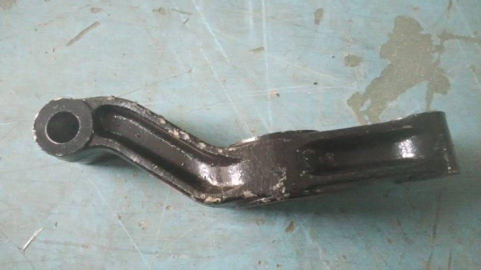 Lower bracket-rear vibration absorber, (casting)