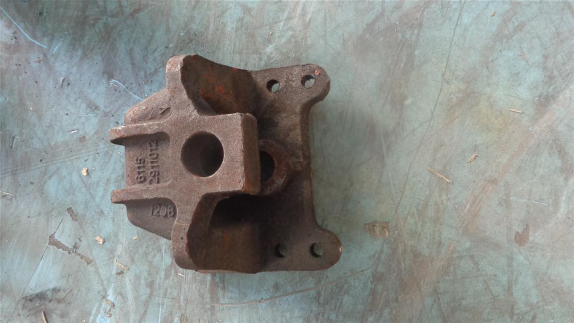 Front bracket-rear leaf spring fixing, φ35-100, casting