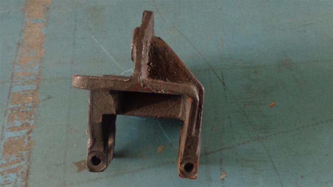 Front bracket-front leaf spring fixing, φ30, 90, casting-3
