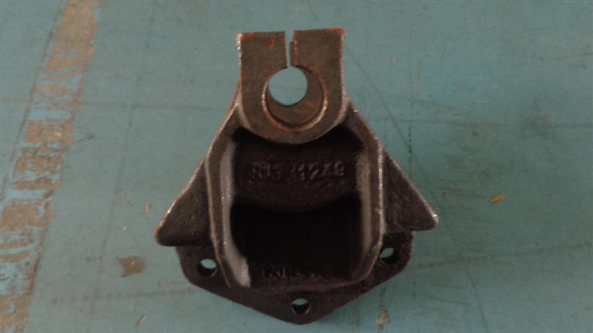 Front bracket-front leaf spring fixing, φ30, 90, casting-2