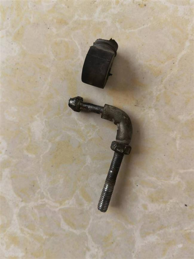 Height valve connecting rod lower connecting bolt