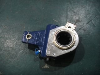 Automatic adjustment arm assembly