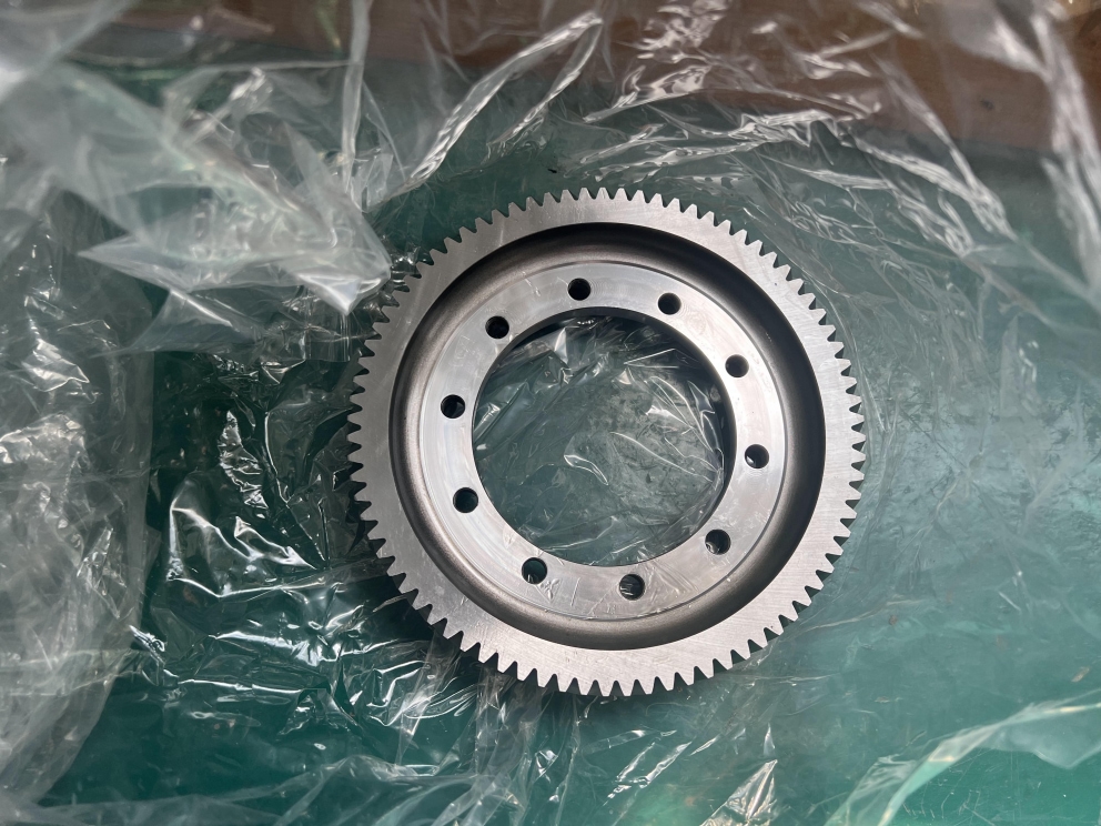 Rear axle accessories, secondary passive helical gears