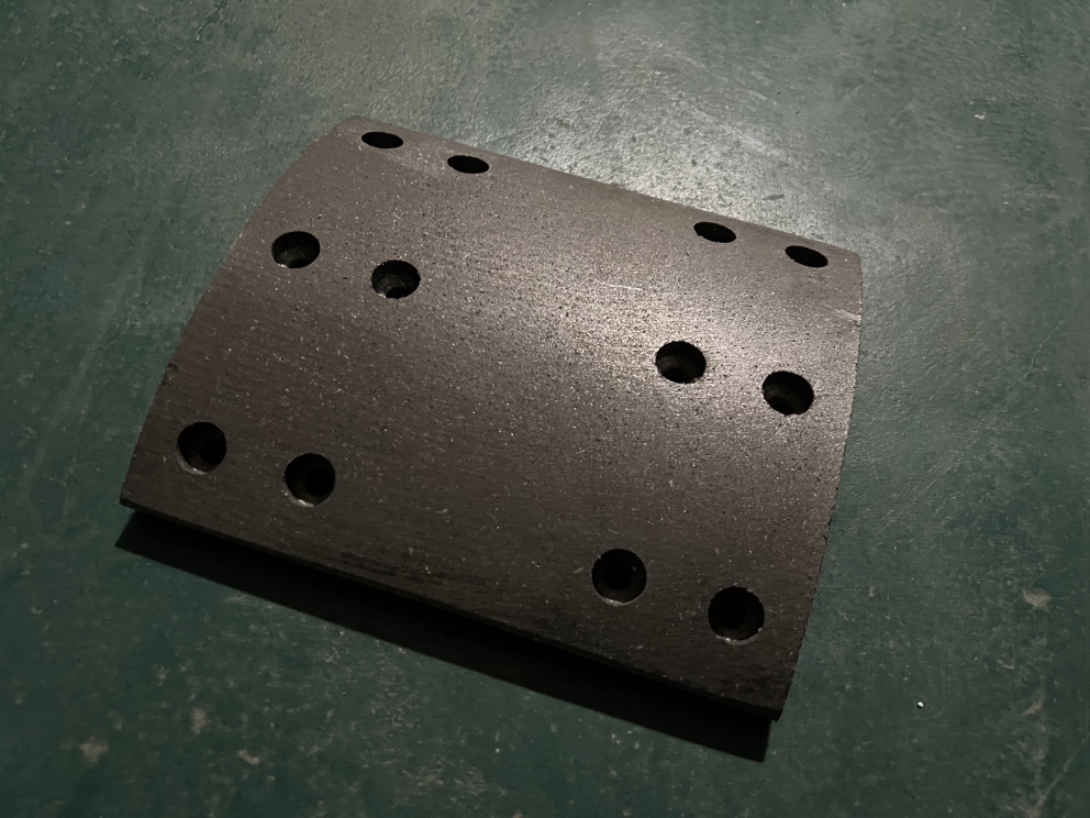 Plaque de friction de frein arrière