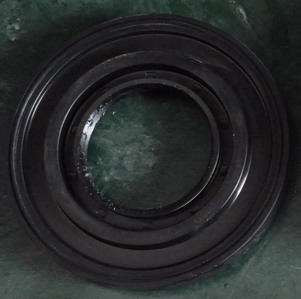 External oil seal (rear wheel hub)