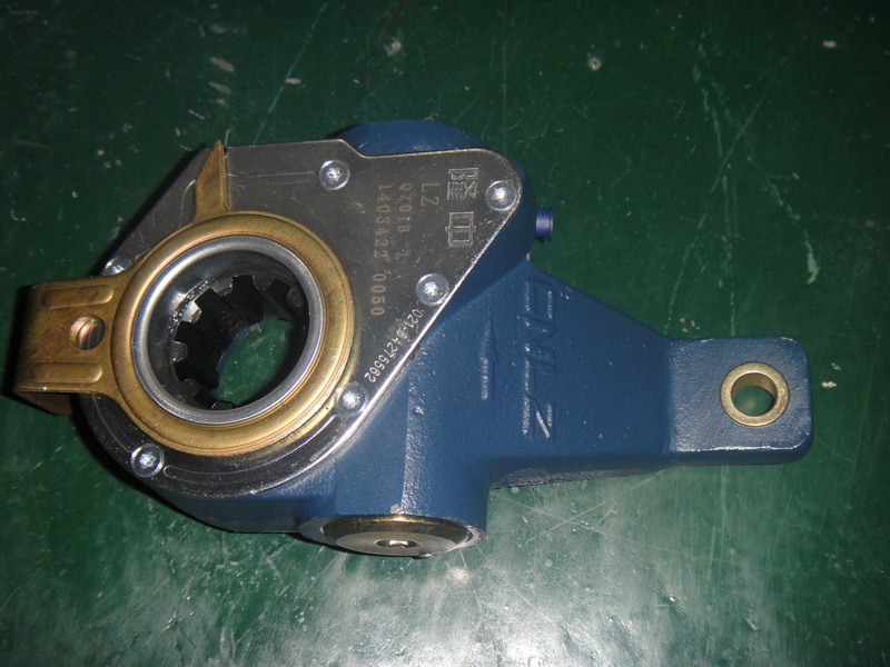 Расстояние между левыми тормозами и автоматическим регулированием плеча в сборе