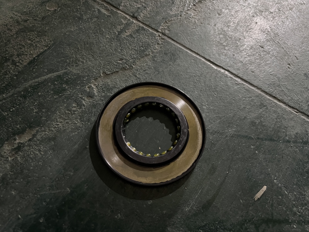 External oil seal (rear wheel hub)