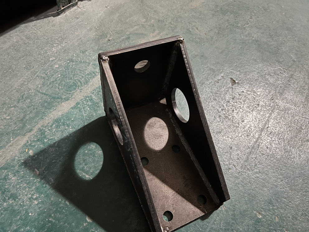 Support supérieur-amortisseur de vibrations, en forme de L