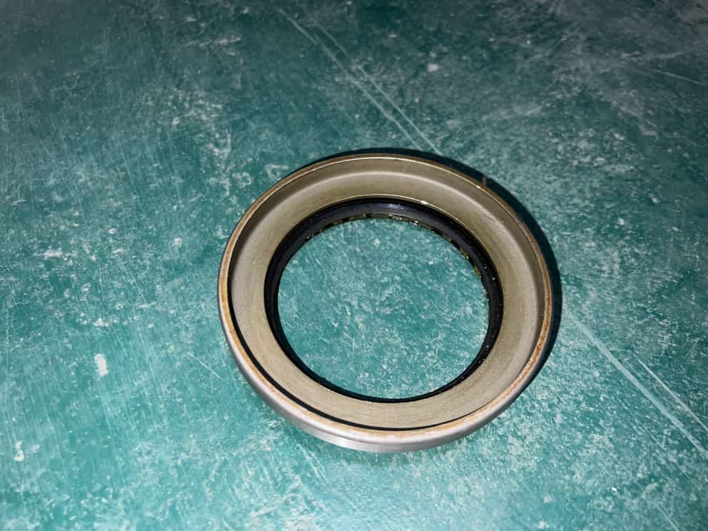 Rear axle accessories, oil seal in rear wheel hub