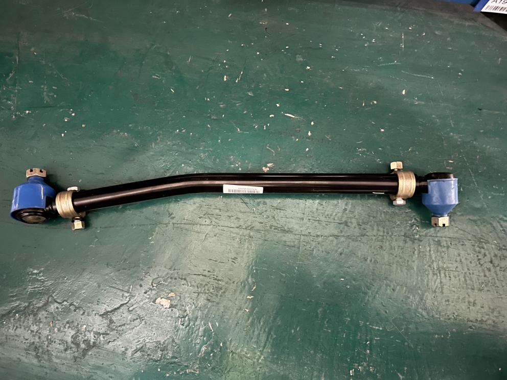 Rear straight pull rod assembly