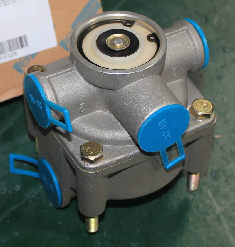 Differential relay valve