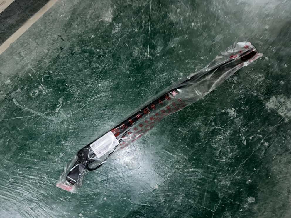 Wiper assembly accessories, right wiper arm