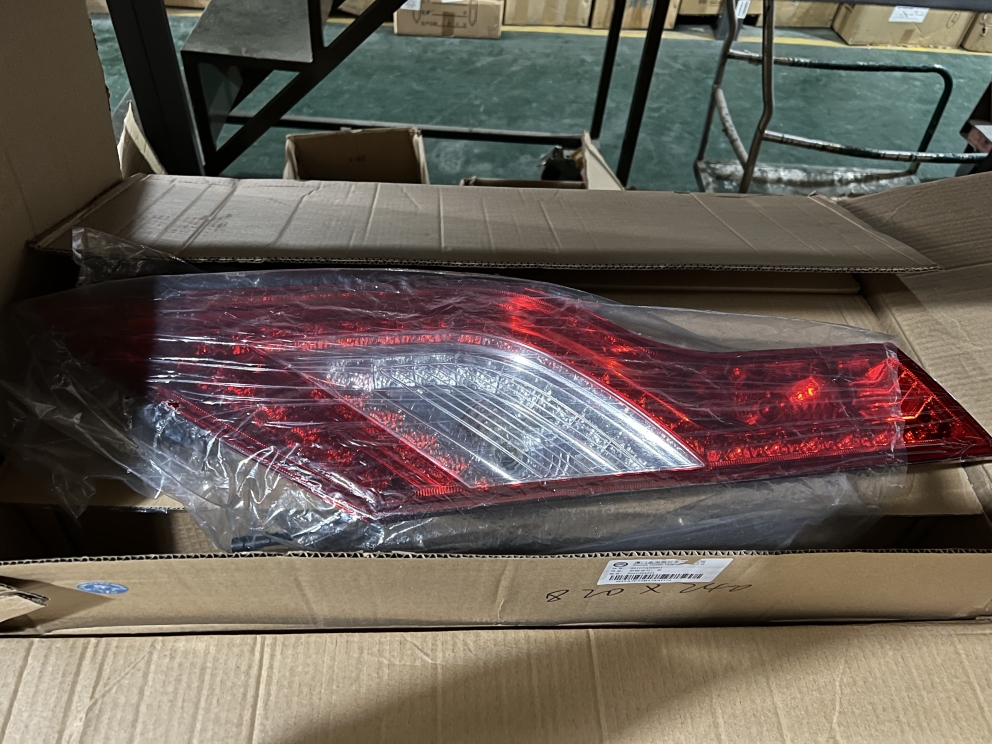 Feu combiné arrière droit