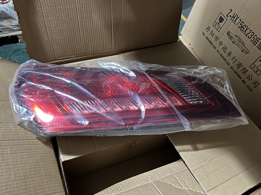 Rear combination light, right