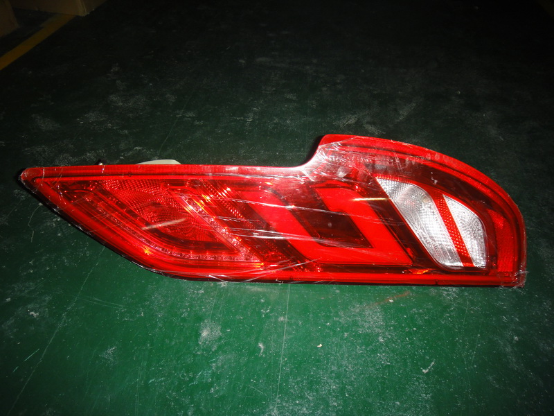 Rear combination light, right
