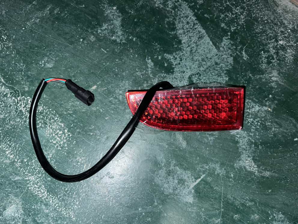 Feu de contour arrière gauche