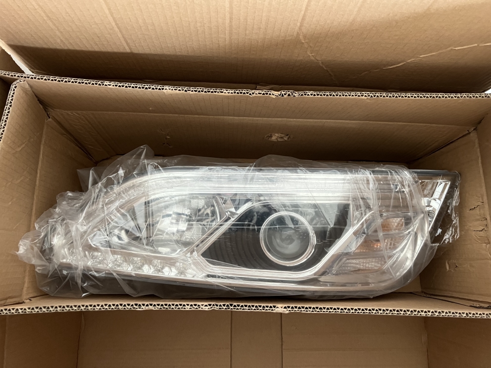 前组合大灯，左