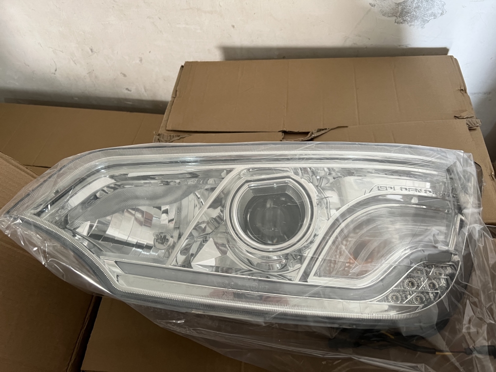 前组合大灯，左