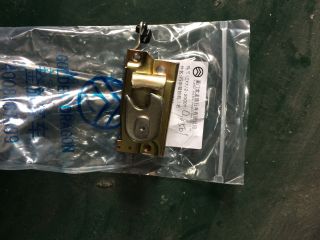 Замок двери багажной стойки