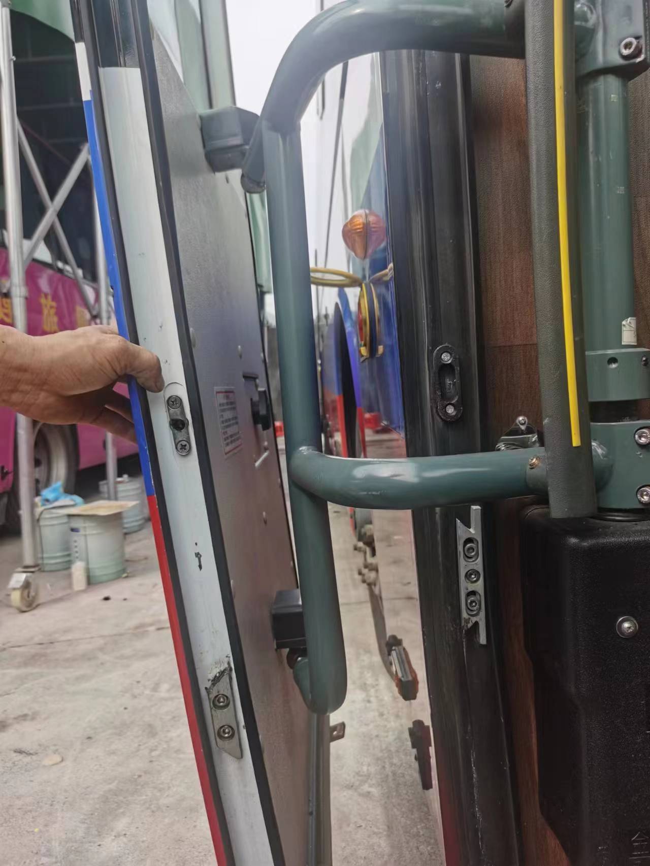 Front door pump column bend arm assembly