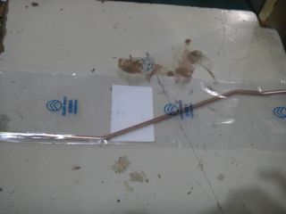 La poignée intérieure commence à tirer la tige, GW