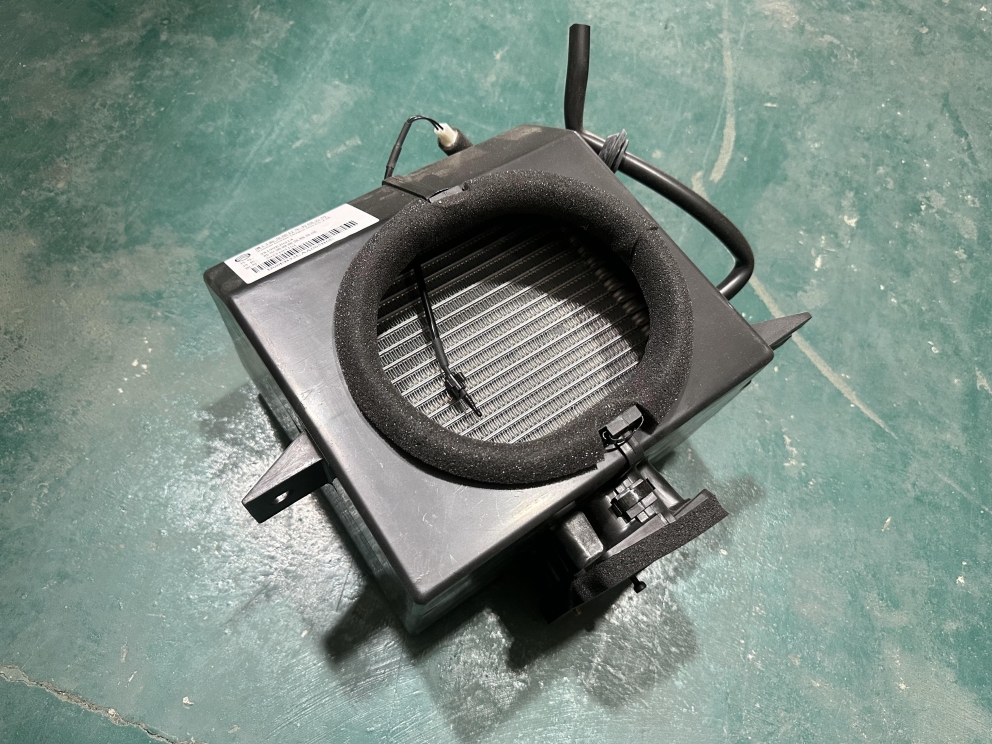 Front air conditioner evaporation box assembly