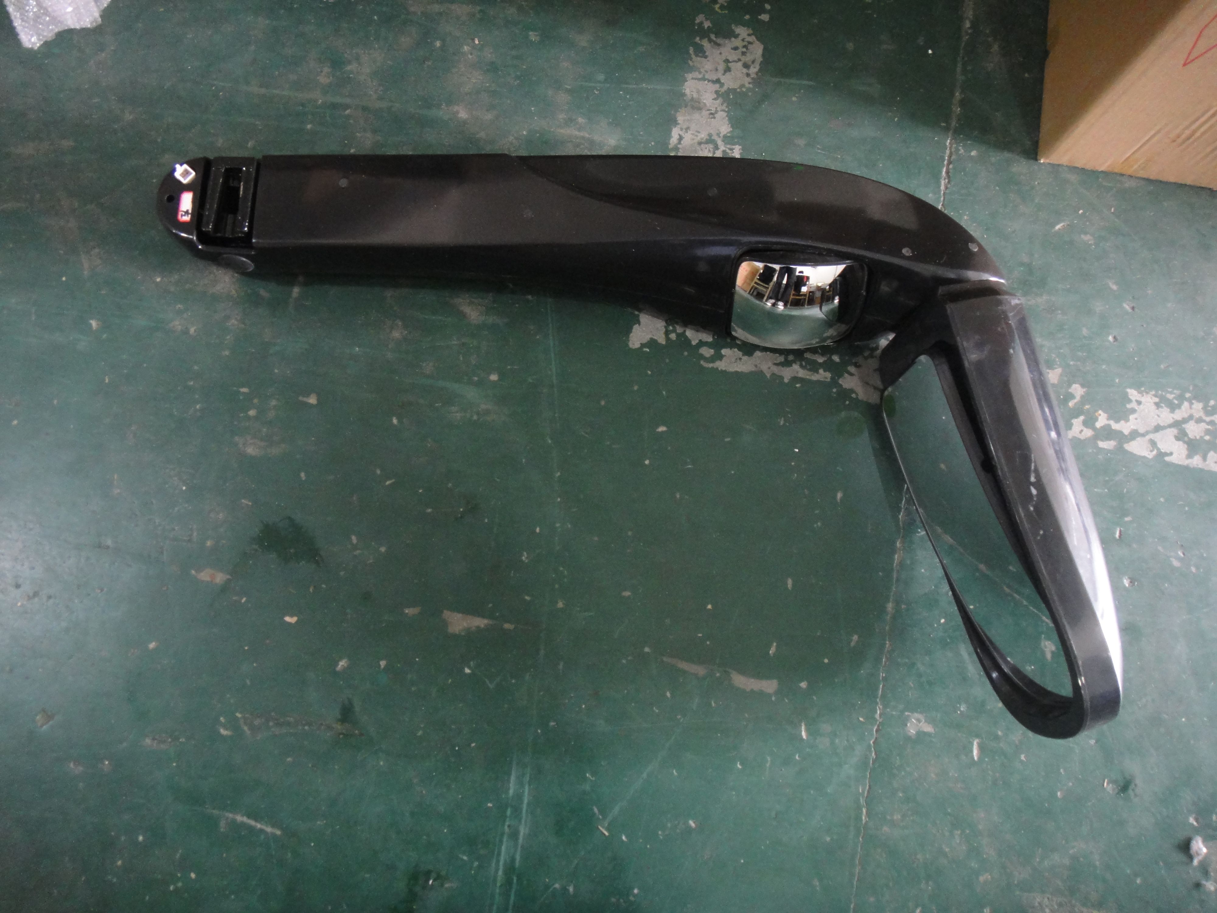 Внешний вид заднего вида: зеркало-кробный ушный тип, электрическая регулировка, левая сторона